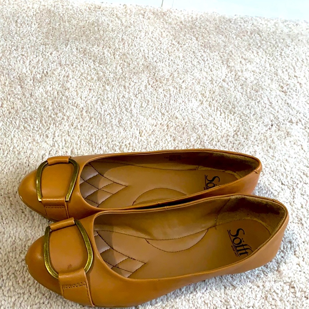 Leather flats with trendy belt top in beautiful tan